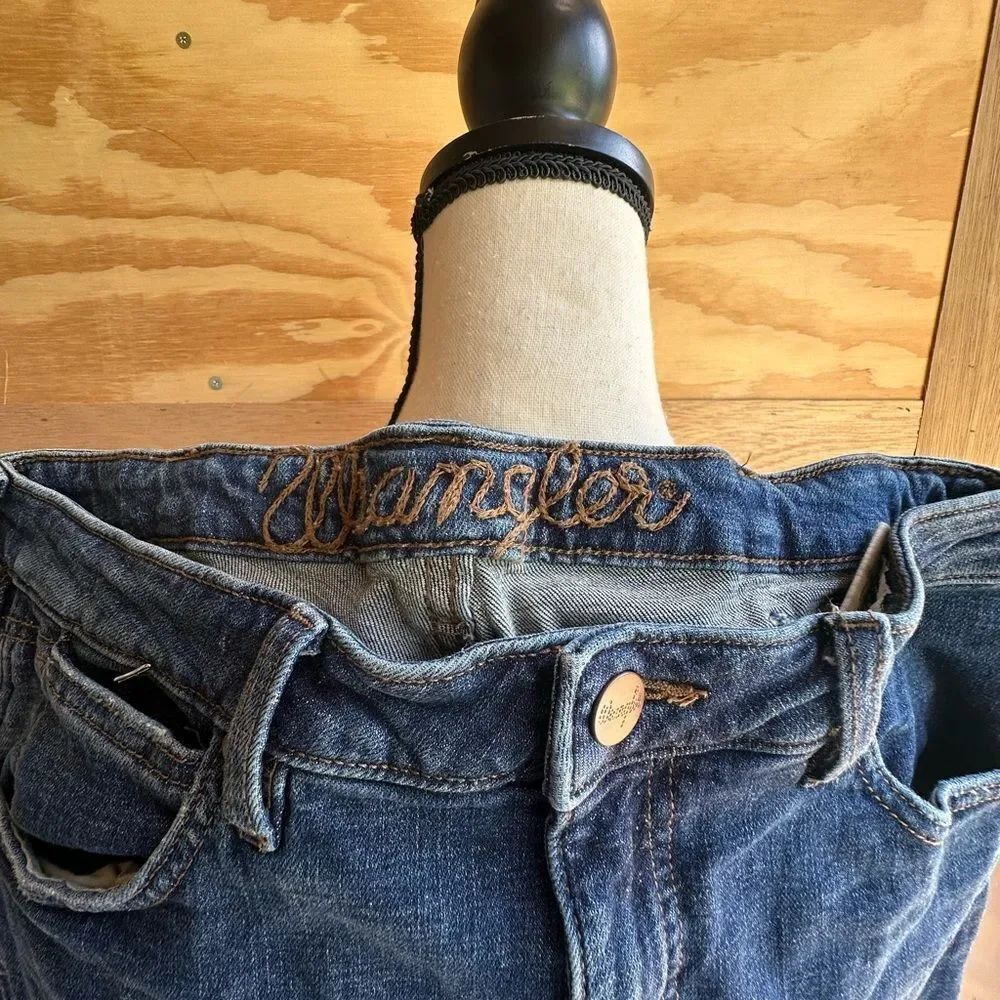 Wrangler Blue Jeans - Picture 2 of 6